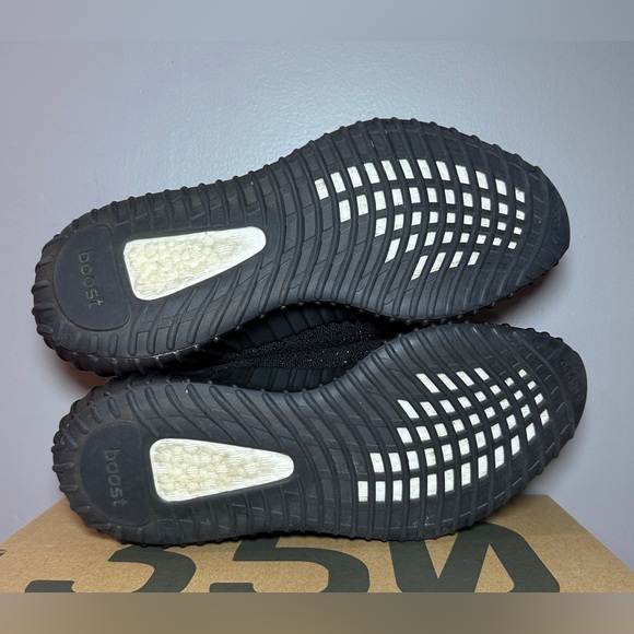 Size 9.5 - adidas Yeezy Boost 350 V2 Low Oreo - Picture 4 of 8